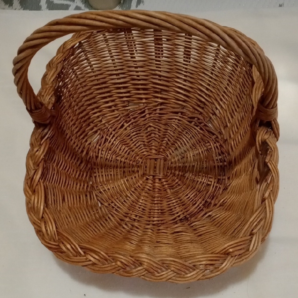 Vintage Elegant Wicker Basket - Brown
